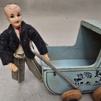 plastikdukke-boejelige-ben-arme-moek-jakke-graa-bukser-retro-legetoej-dukke